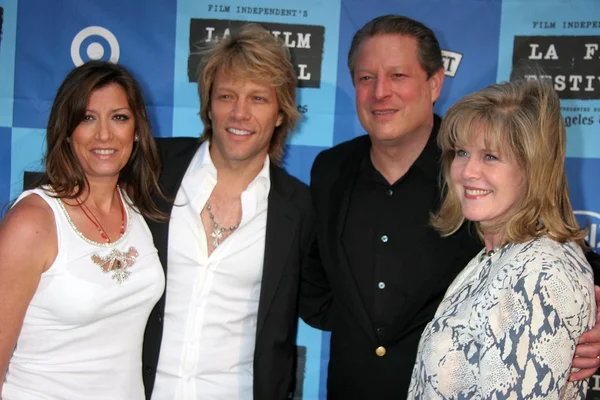 Jon Bon Jovi e sua esposa Dorthea com Al Gore e Tipper Gore — Fotografia de Stock