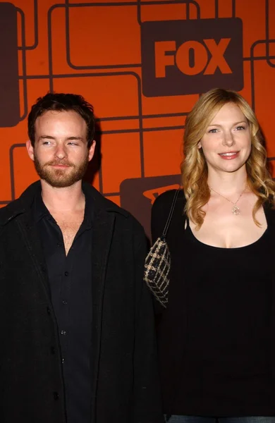 Christopher Masterson and Laura Prepon — Stockfoto