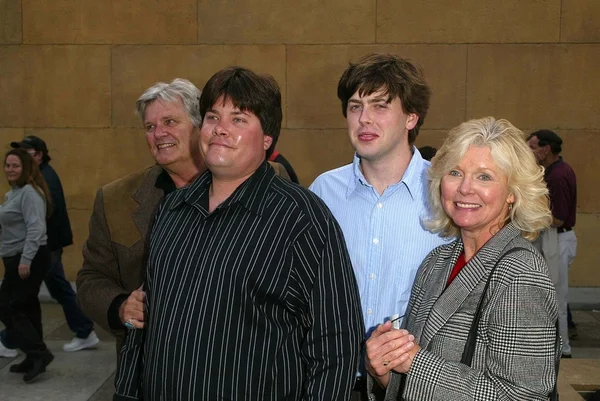 Peter Ford con su esposa Lynda y su familia — Foto de Stock