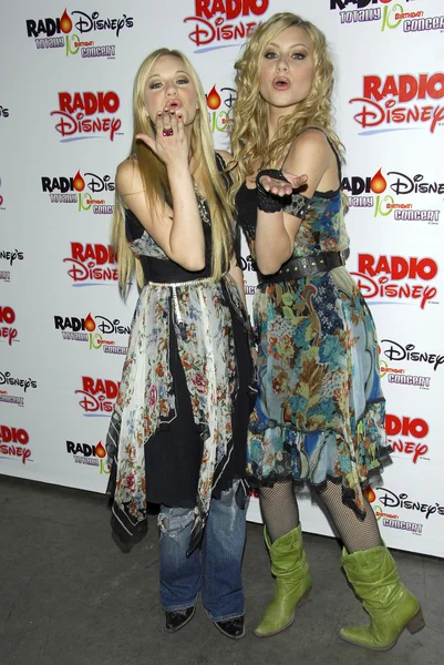 Alyson Michalka, Amanda Michalka