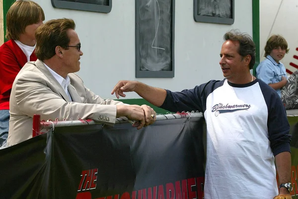 Arnold schwarzenegger i jon lovitz — Zdjęcie stockowe