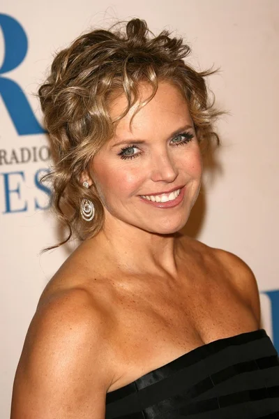 Katie couric yıllık los angeles gala televizyon ve radyo Müzesi'nde. Regent beverly wilshire hotel, beverly hills, ca. 10-30-06 — Stok fotoğraf