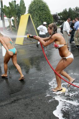 adam carolla ve 97.1 klsx ücretsiz fm sadaka araba