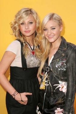 Alyson Michalka, Amanda Michalka