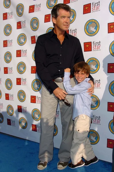 Pierce Brosnan és fia, Dylan Thomas — Stock Fotó