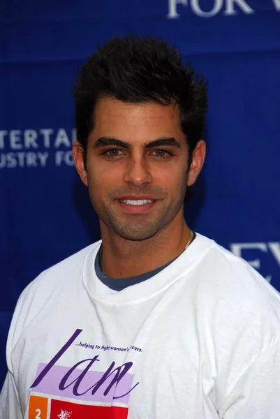 Adrian Bellani en la 13ª Caminata Anual Revlon Run para Mujeres. Los Angeles Memorial Coliseum, Los Angeles, CA. 05-13-06 — Foto de Stock