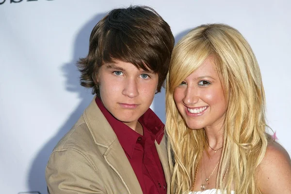 Devon Werkheiser y Ashley Tisdale —  Fotos de Stock