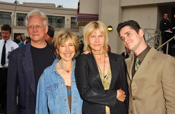 Bruce Davison y Lin Shaye con Cindy Pickett y Seth Peterson — Foto de Stock