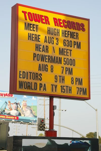 Hugh hefner och tjejerna bredvid i butiken undertecknande — Stockfoto