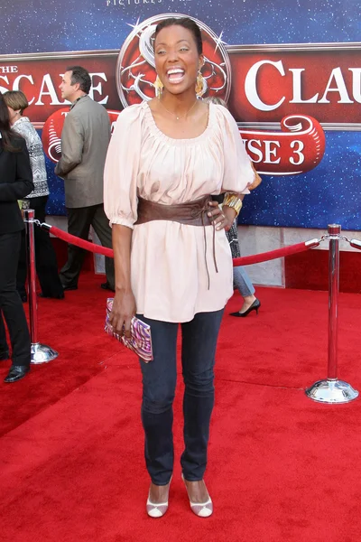 Aisha Tyler at the premiere of The Santa Clause 3 The Escape Clause. El Capitan Theater, Hollywood, CA. 10-29-06 — Stock Photo, Image