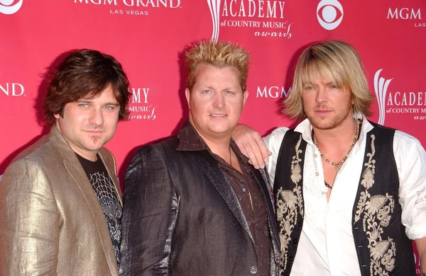 Jay DeMarcus con Gary LeVox y Jo Don Rooney — Foto de Stock