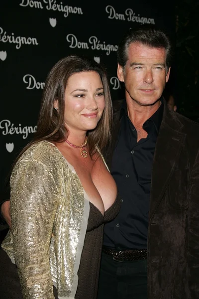 Keely Shaye Smith and Pierce Brosnan at the Dom Perignon Rose Vintage 1996 Champagne New Image Launch Party. Private Residence, Beverly Hills, CA. 06-02-06 — Stock Photo, Image