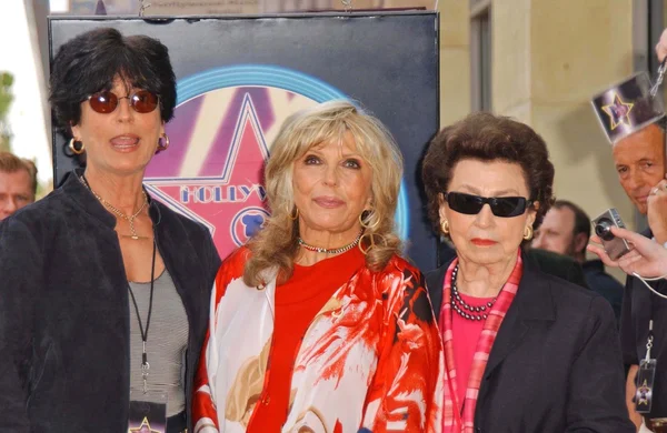 Tina Sinatra with Nancy Sinatra and Nancy Sinatra Sr — Stock Photo, Image