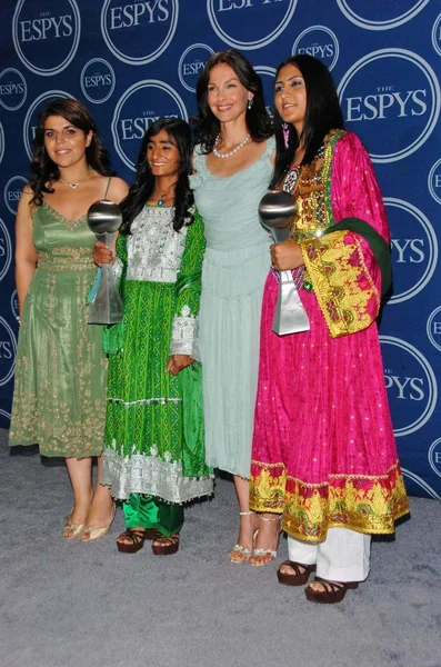 Awista Ayub, Roia Noor Ahmad, Ashley Judd, Shamila Kohestani — Stock Photo, Image