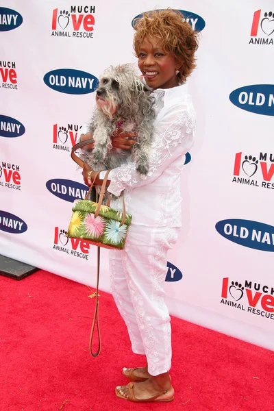 Alfre Woodard (em inglês) no Old Navy Nationwide Search for a New Canine Mascot. Franklin Canyon Park, Beverly Hills, CA. 04-29-06 — Fotografia de Stock