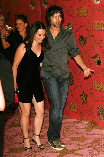 Adrian grenier och gäst på den 2006 hbo emmy efterfest. Pacific design center, west hollywood, ca. 08-27-06 — Stockfoto