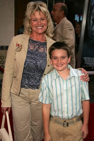 Judi Evans and son Austin — Stock Photo, Image