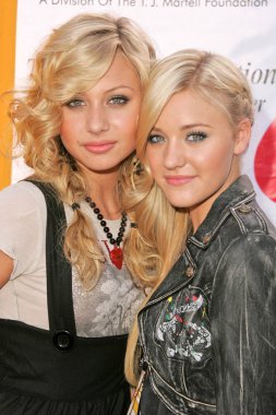 Alyson Michalka, Amanda Michalka