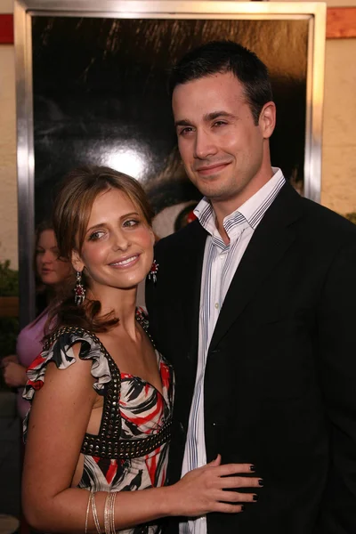 Freddie prinze jr. i sarah michelle gellar — Zdjęcie stockowe