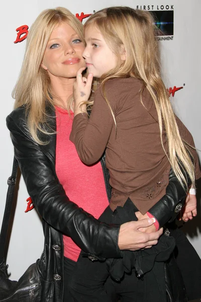 Donna D'Errico e la figlia Frankie Jean Sixx — Foto Stock