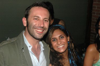 Etiket + kot pantolon ve altın Hawk defile