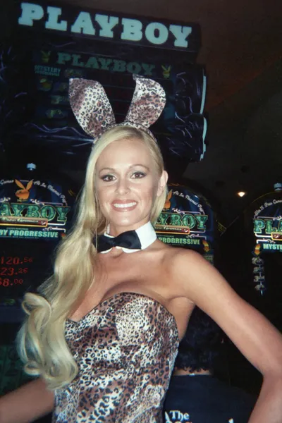 Katie lohmann Avtäcka Ny playboy bunny kostym — Stockfoto