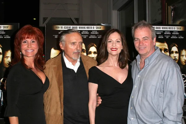 Suzanne DeLaurentiis y Dennis Hopper con Lesley Ann Warren y Bobby Maresco — Foto de Stock