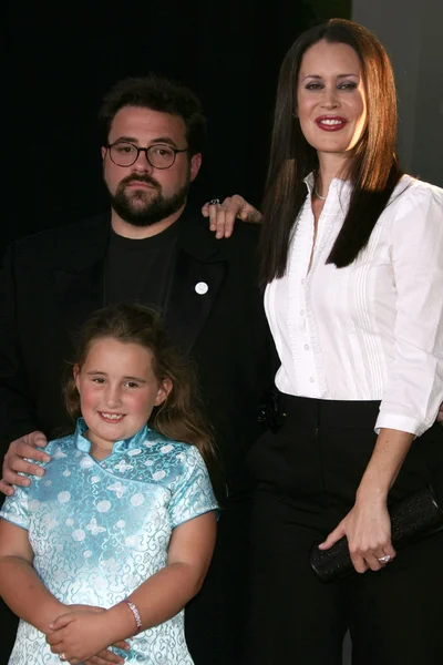 Kevin smith met jennifer schwalbach smith en harley quinn smith op de première van griffiers ll. arclight bioscopen, hollywood, ca. 07-11-06 — Stockfoto