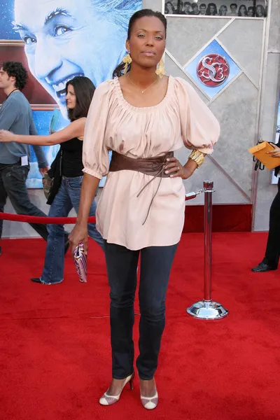 Aisha tyler bei der Premiere des Weihnachtsmannsatzes 3 der Fluchtklausel. el capitan theater, hollywood, ca. 29-10-06 — Stockfoto