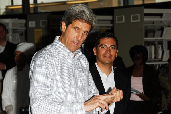 Sen. john kerry i rep xavier becerra — Zdjęcie stockowe