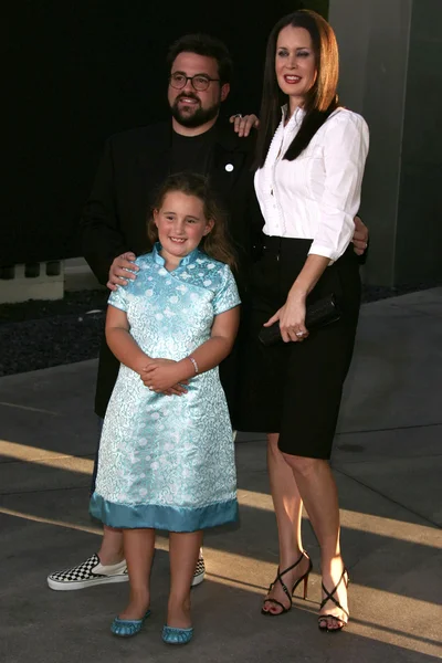 Kevin Smith with Jennifer Schwalbach Smith and Harley Quinn Smith at the premiere of Clerks ll. Arclight Cinemas, Hollywood, CA. 07-11-06 — Stock Photo, Image
