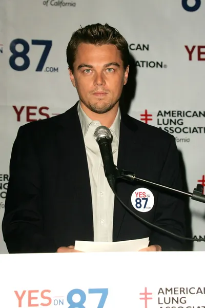 Leonardo Dicaprio and Barbara Boxer Prop 87 Press Conference — Stock Photo, Image