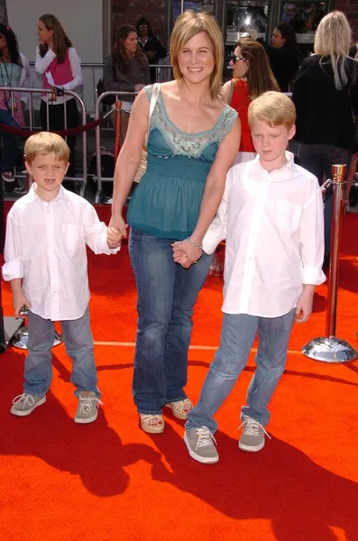 Tracey Gold and her sons — Stock Photo, Image