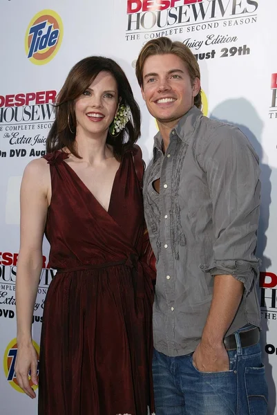 Kiersten Warren e Josh Henderson no Desperate Housewives Season 2 DVD Launch Party. Universal Studios, Universal City, CA. 08-05-06 — Fotografia de Stock