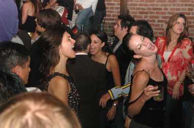 Etiket + kot pantolon ve altın Hawk defile