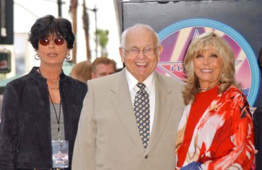 Tina sinatra ile johnny grant ve nancy sinatra