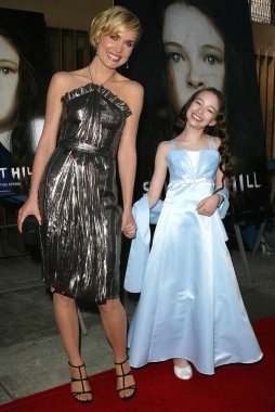 Radha mitchell ve jodelle ferland