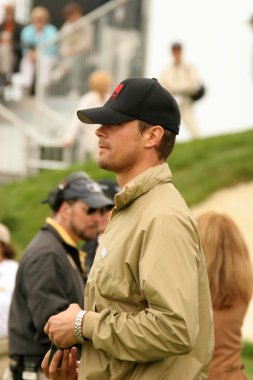 8 yıllık michael douglas ve lexus tarafından sunulan arkadaşlar