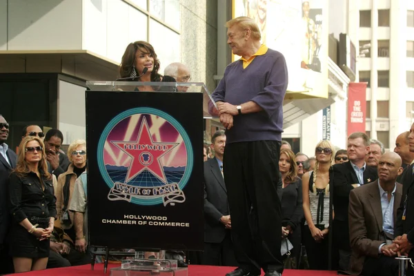 Jerry buss hollywood spacerem ceremonii Sława — Zdjęcie stockowe