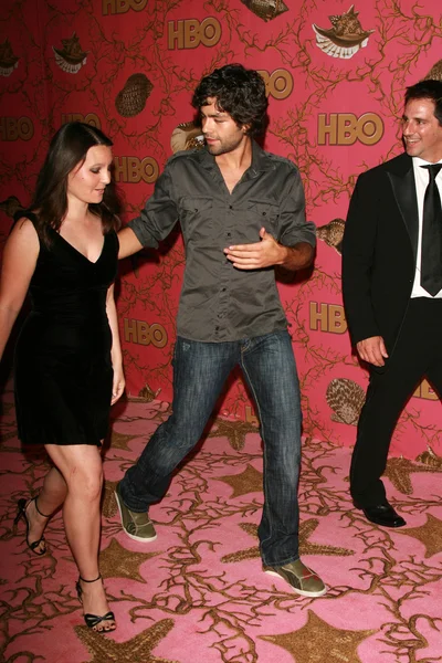 Эдриан Гренье и гость на HBO Emmy After Party в 2006 году. Тихоокеанский центр дизайна, Западный Голливуд, Калифорния. 08-27-06 — стоковое фото