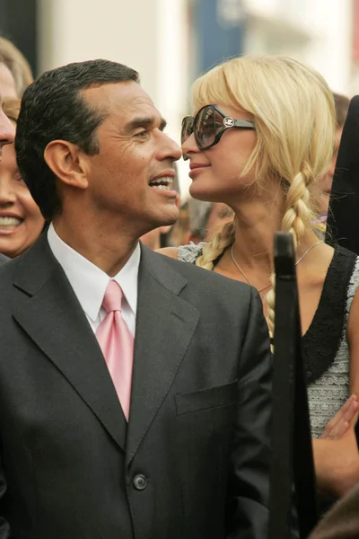 Antonio Villaraigosa e Paris Hilton — Fotografia de Stock