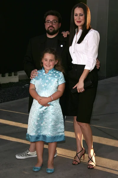 Kevin Smith with Jennifer Schwalbach Smith and Harley Quinn Smith at the premiere of Clerks ll. Arclight Cinemas, Hollywood, CA. 07-11-06 — Stock Photo, Image