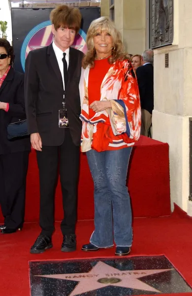 Rodney Bingenheimer and Nancy Sinatra — Stock Photo, Image