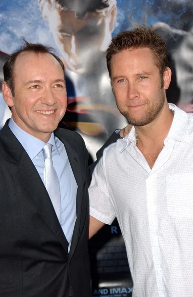 Kevin spacey en michael rosenbaum op de wereldpremière van superman returns. Mann village theater, westwood, ca. 06-21-06 — Stockfoto