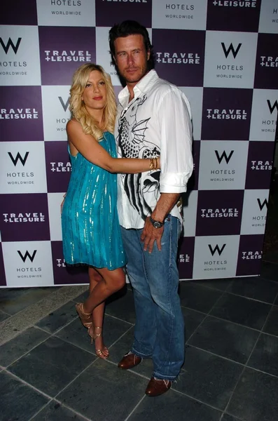 Tori Ortografía y Dean McDermott — Foto de Stock