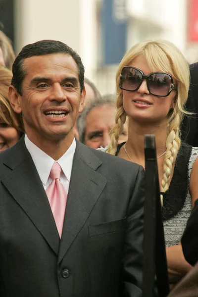 Antonio Villaraigosa e Paris Hilton — Foto Stock