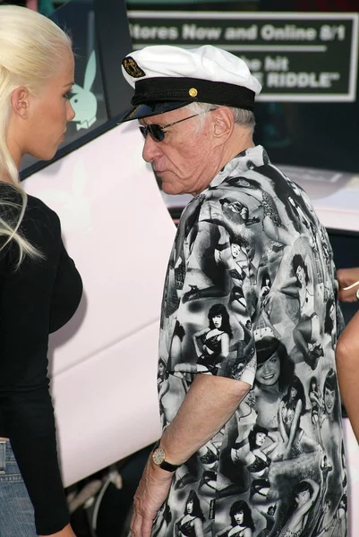 Hugh Hefner e le ragazze della porta accanto — Foto Stock