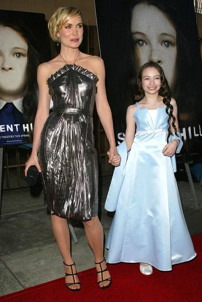 Radha mitchell ve jodelle ferland — Stok fotoğraf