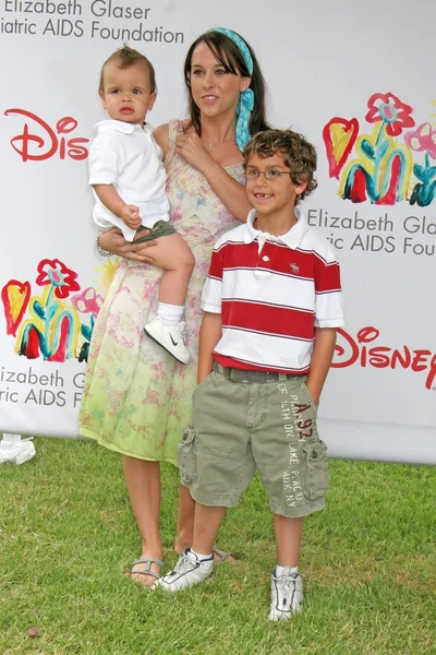 Lacey Chabert con niños — Foto de Stock