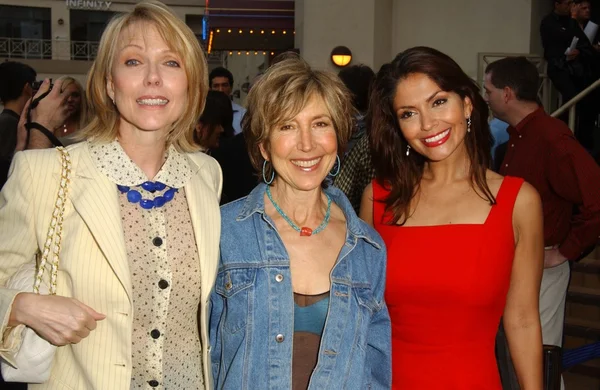 Susan Blakely with Farah White and Lin Shaye — Stock Photo, Image